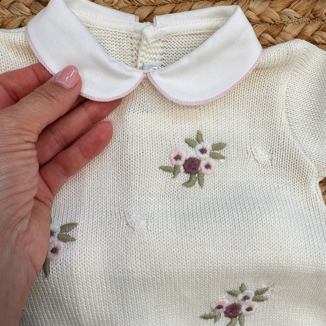 completino caldo neonato inverno con ricami floreali panna e colletto rosa