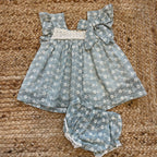Completino verde salvia per bambina con ricami bianchi e culotte