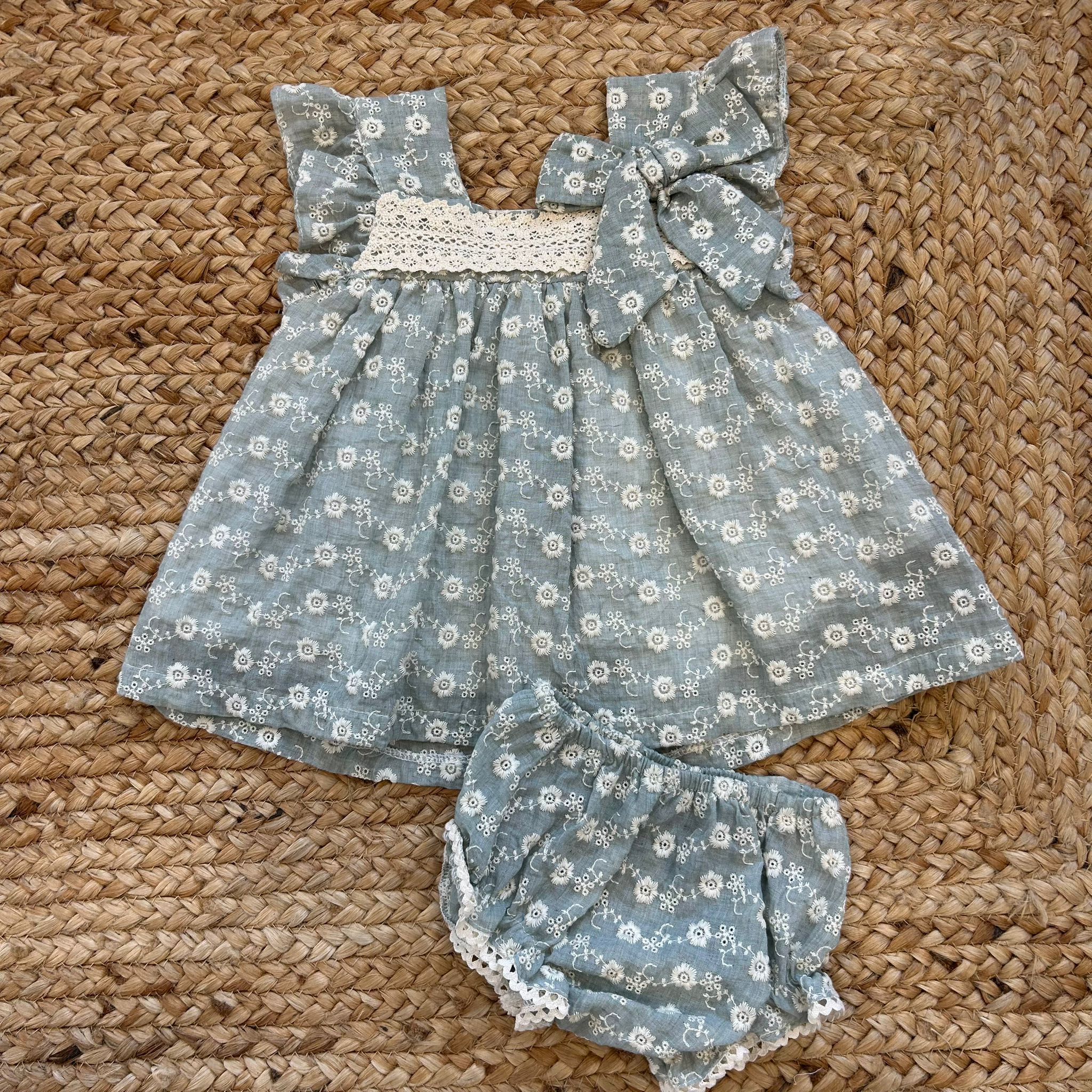 Completino verde salvia per bambina con ricami bianchi e culotte