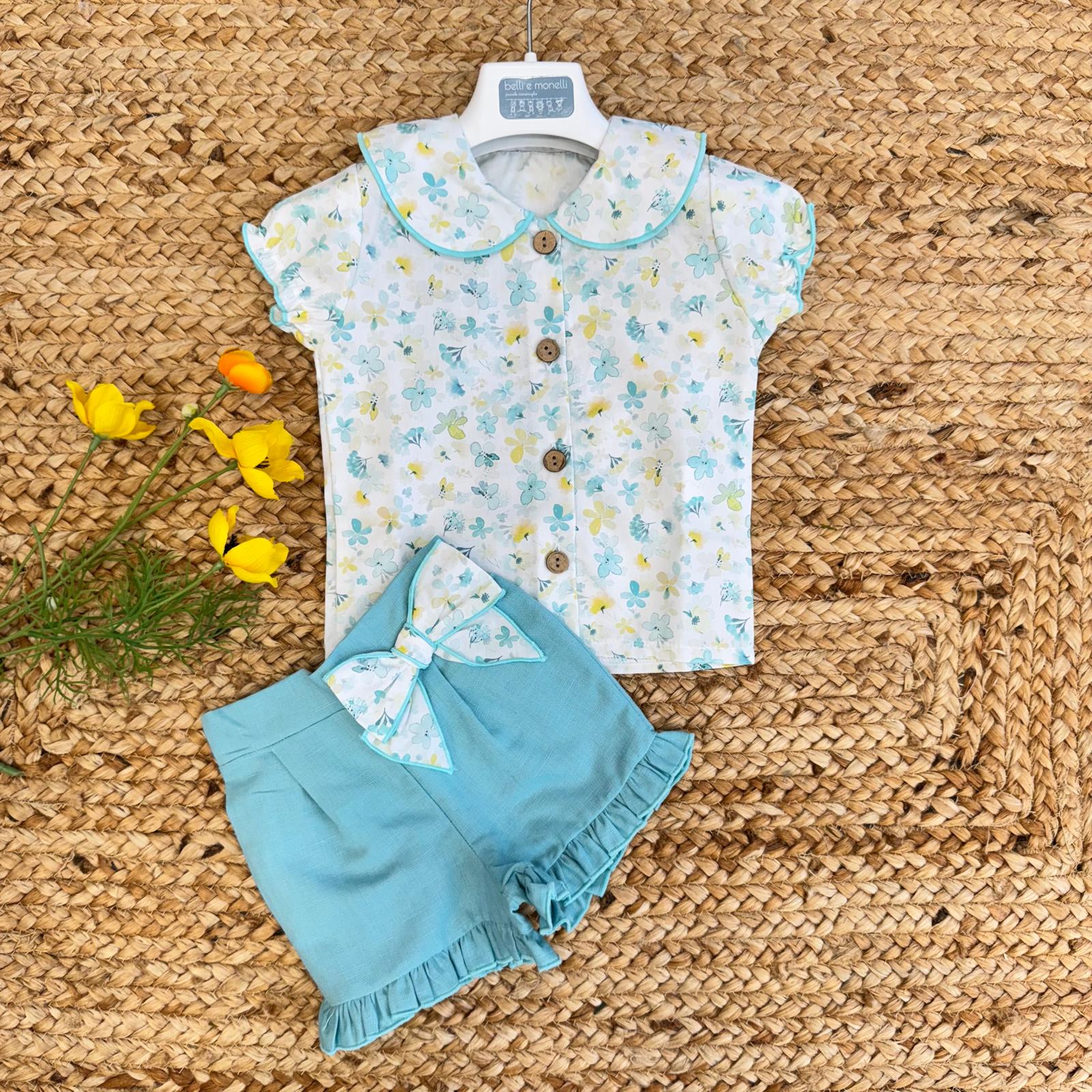 Completino bimba in cotone con camicia floreale e shorts azzurri.