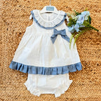 Completo bimba 100% cotone con balze e fiocco, vista frontale.