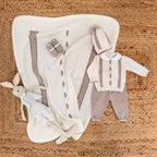 Coordinato neonato beige e panna con copertina, completino, scarpine e cappellino, perfetto per corredino nascita invernale