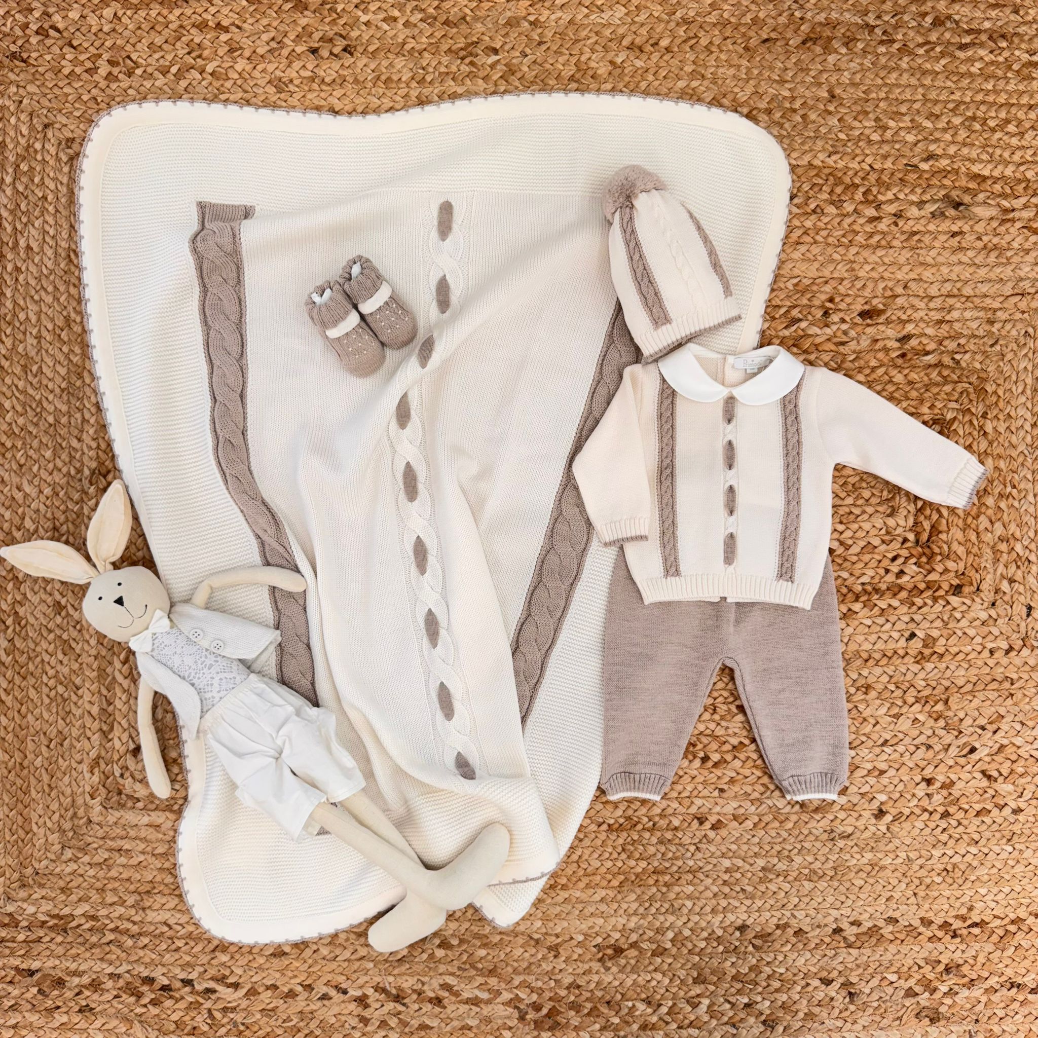 Coordinato neonato beige e panna con copertina, completino, scarpine e cappellino, perfetto per corredino nascita invernale