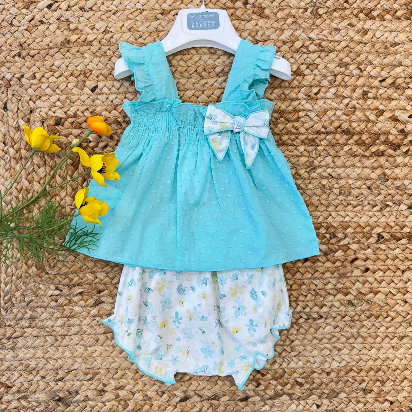 Completino bimba in cotone con top azzurro e mutandina floreale.