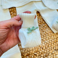 Uscita clinica neonata in lana panna con ricami verde salvia completa di corredino nascita