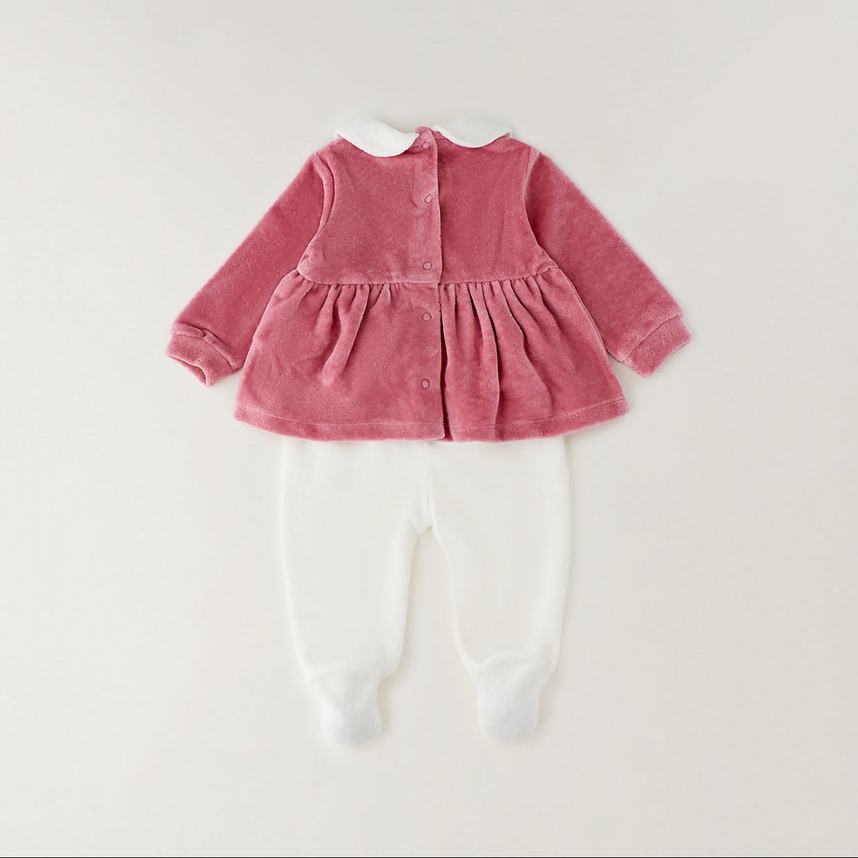 Completo neonata in ciniglia rosa e panna con colletto bianco e ricamo floreale per corredino nascita