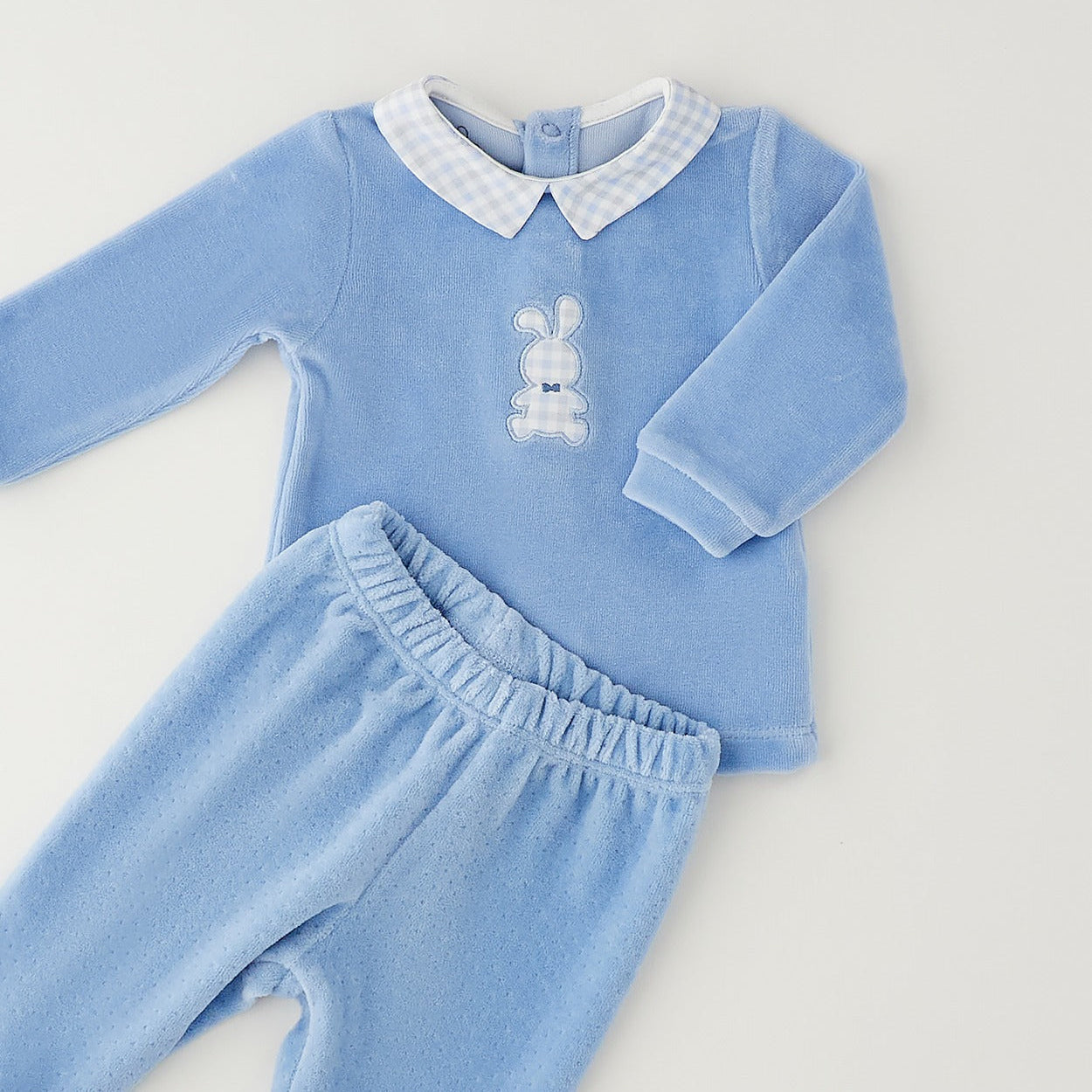Completo neonato in ciniglia azzurra con coniglietto, colletto a quadretti e pantalone con piedini per corredino nascita