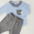 Completo neonato in ciniglia azzurro e grigio con maglia, colletto a righe e pantalone con piedini