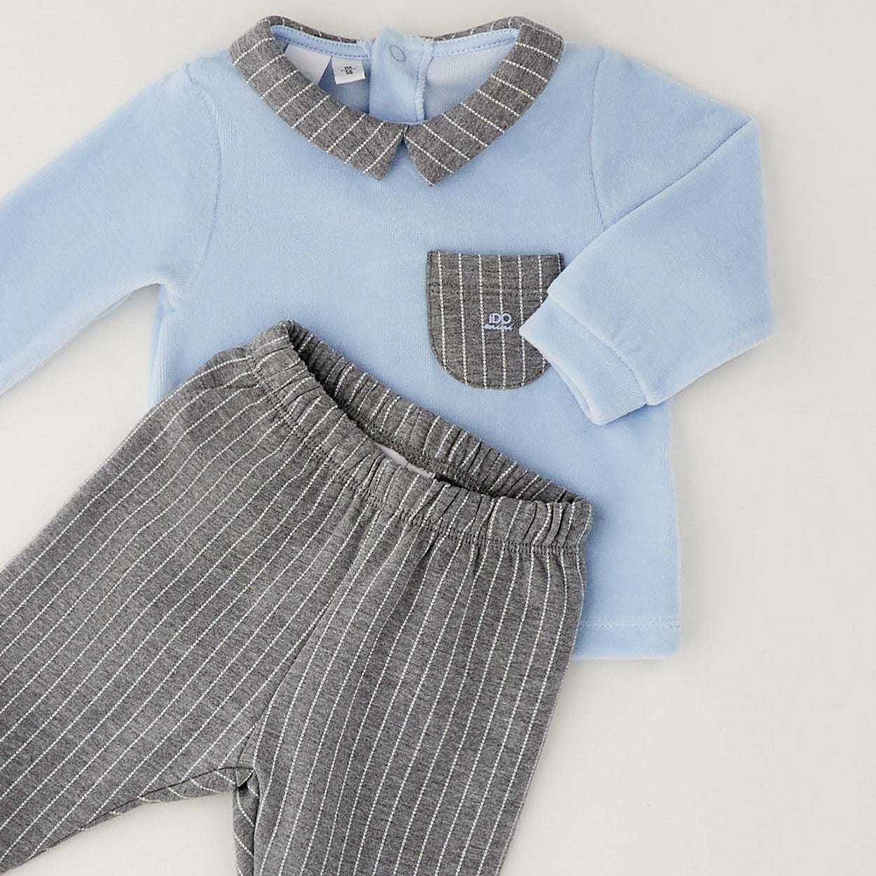 Completo neonato in ciniglia azzurro e grigio con maglia, colletto a righe e pantalone con piedini