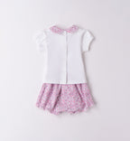 Dettaglio fiore stampato su maglietta bianca e pantaloncino liberty rosa

