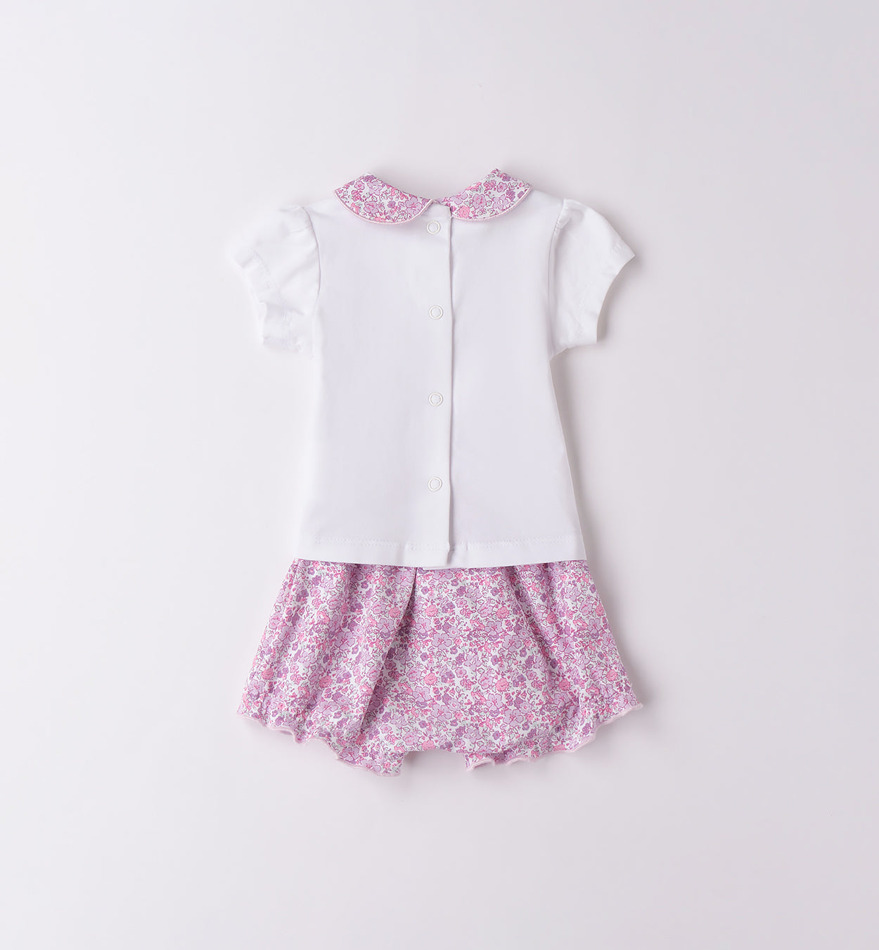 Dettaglio fiore stampato su maglietta bianca e pantaloncino liberty rosa

