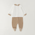 Dettaglio completo neonato in ciniglia con colletto beige e bretelle decorative a righe