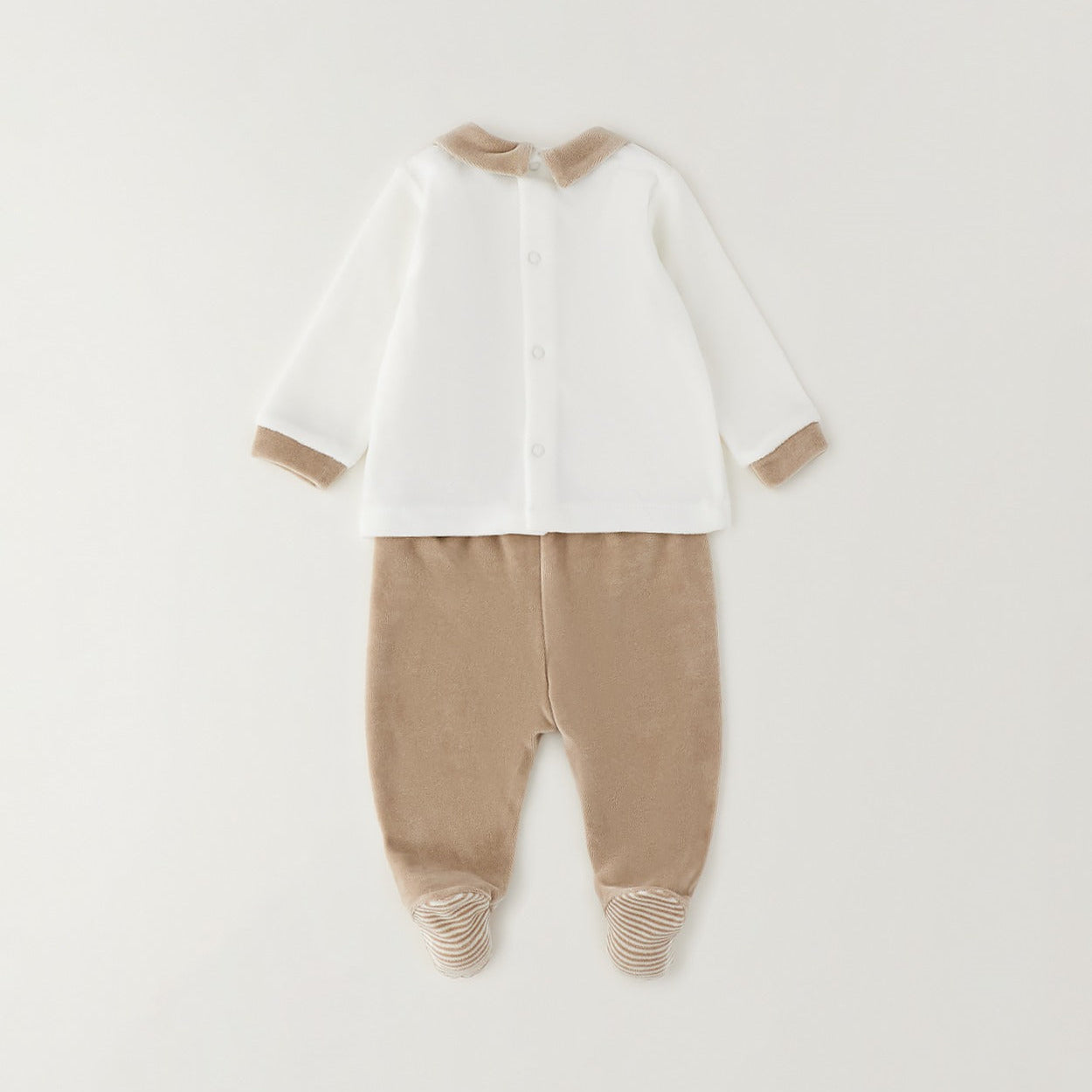 Dettaglio completo neonato in ciniglia con colletto beige e bretelle decorative a righe