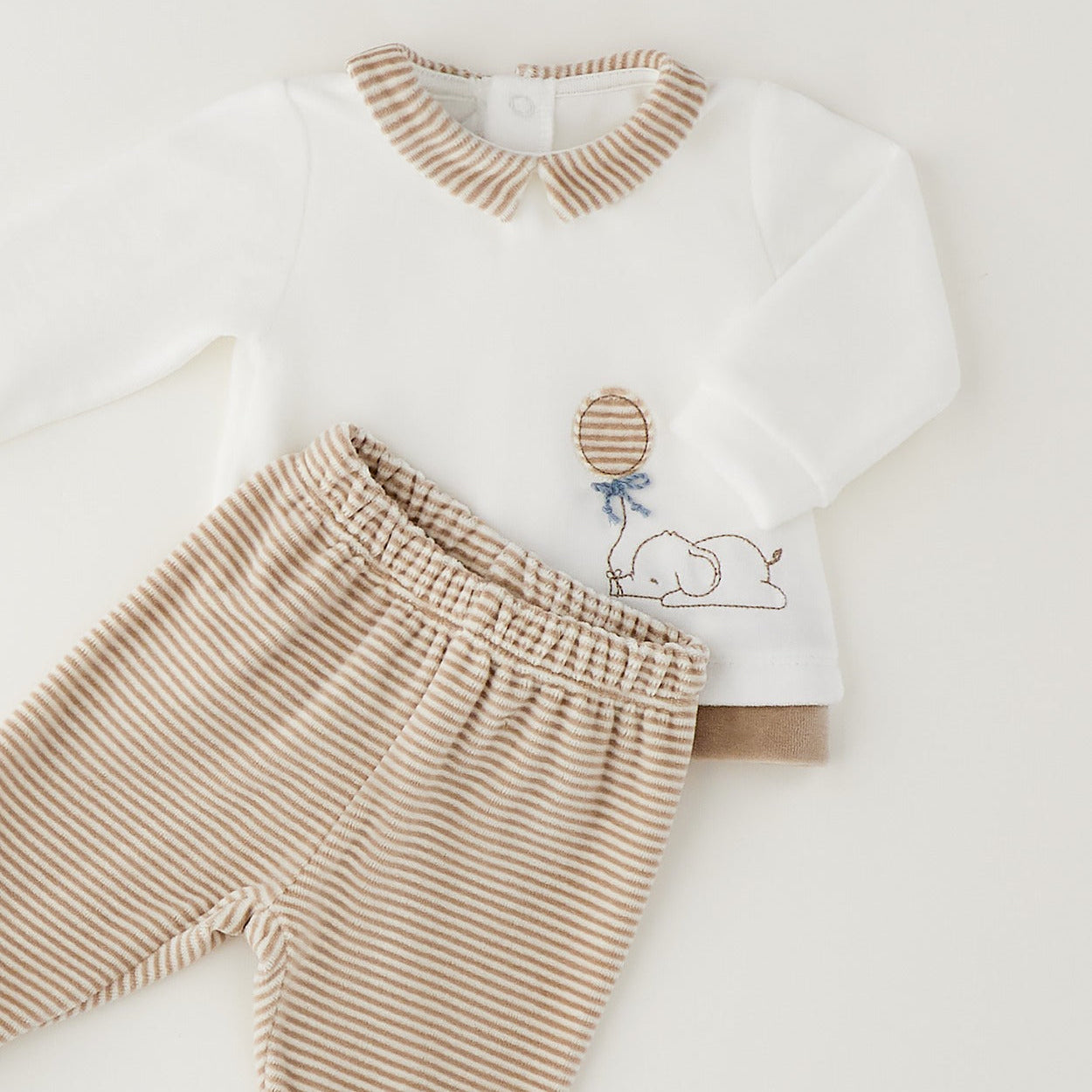 Dettaglio completo neonato in ciniglia bianco e beige con cagnolino, palloncino e pantalone a righe