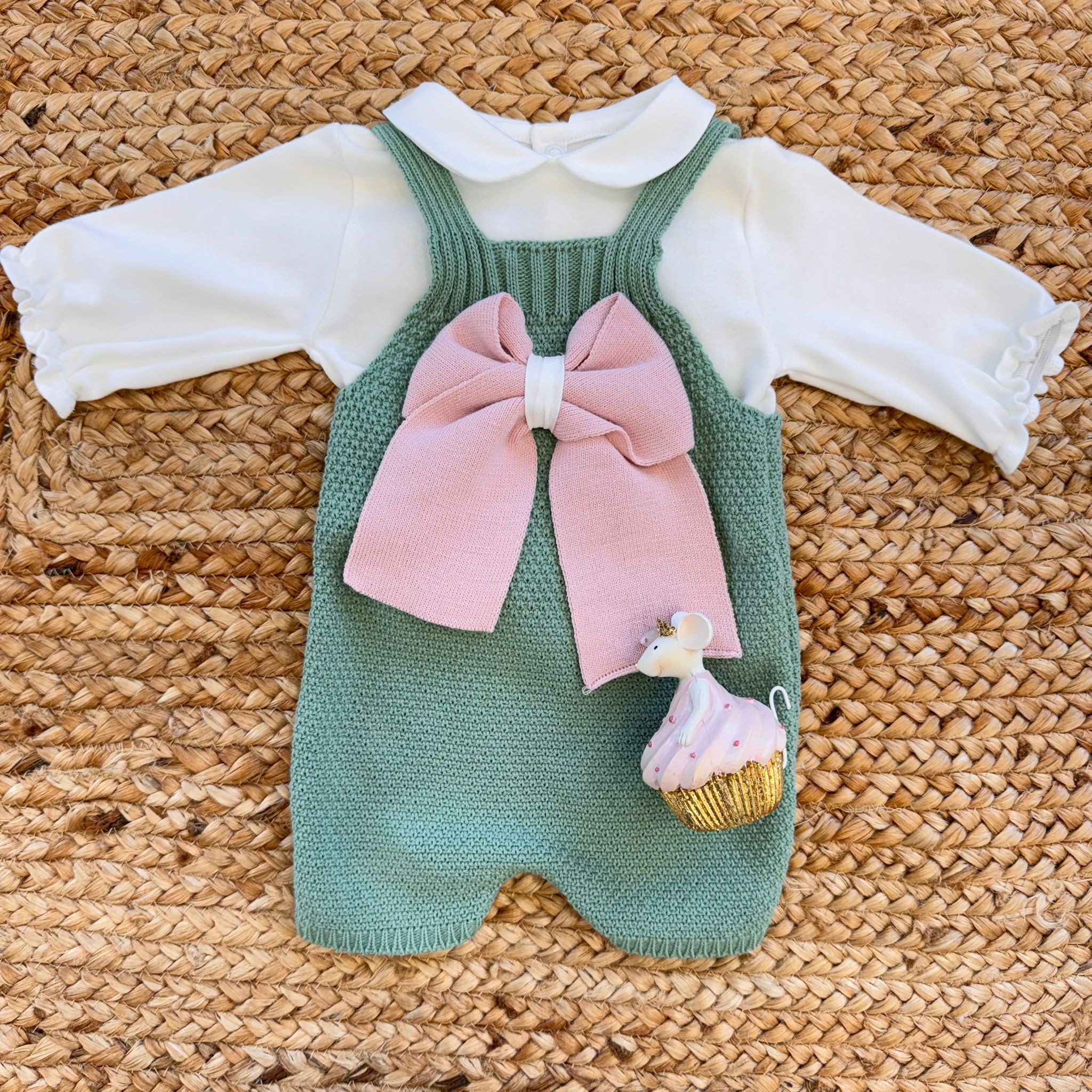 Completino salopette per neonata in maglia verde salvia con fiocco rosa cipria e camicina bianca – autunno inverno