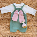 Completino salopette per neonata in maglia verde salvia con fiocco rosa cipria e camicina bianca – autunno inverno