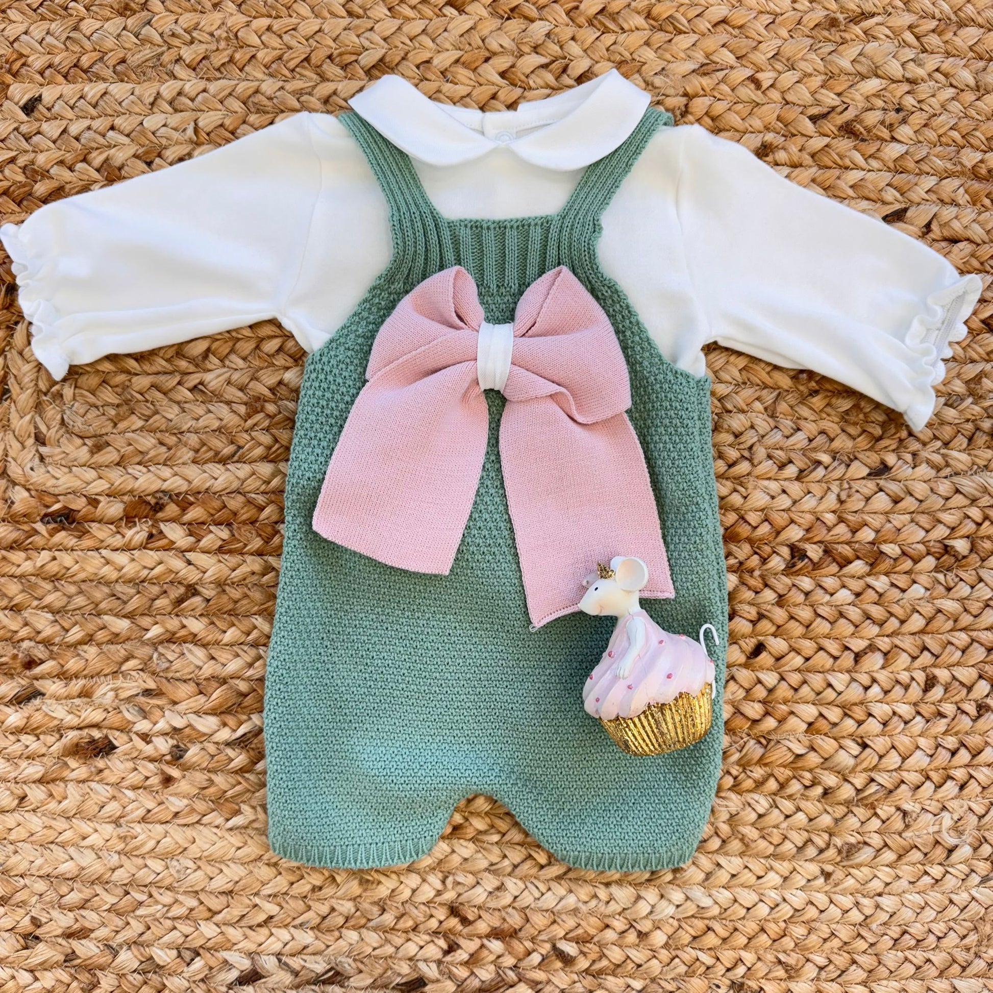 Completino salopette per neonata in maglia verde salvia con fiocco rosa cipria e camicina bianca – autunno inverno