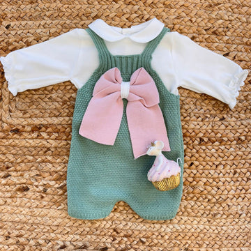 Completino salopette per neonata in maglia verde salvia con fiocco rosa cipria e camicina bianca – autunno inverno