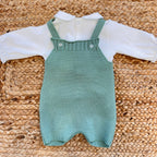 Retro del completino salopette per neonata, in maglia verde con camicina bianca – corredino caldo e raffinato

