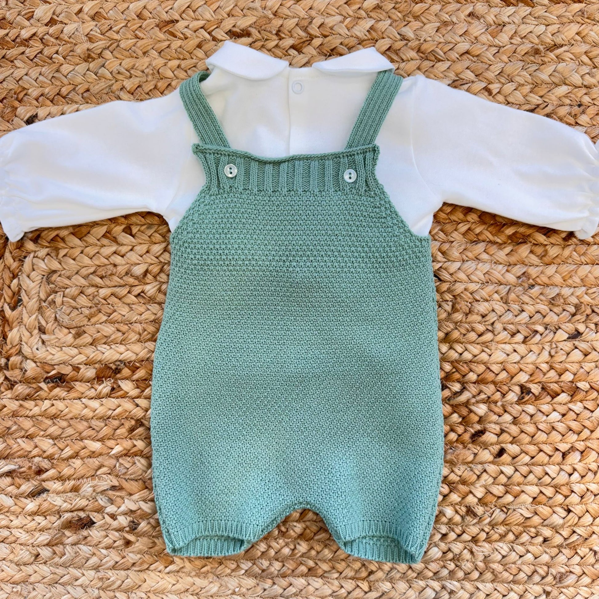 Retro del completino salopette per neonata, in maglia verde con camicina bianca – corredino caldo e raffinato


