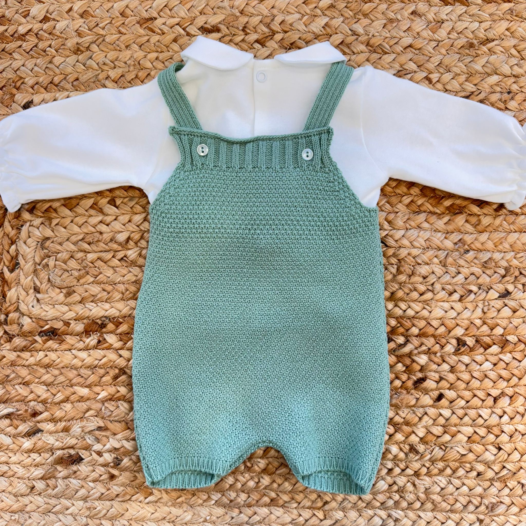 Retro del completino salopette per neonata, in maglia verde con camicina bianca – corredino caldo e raffinato

