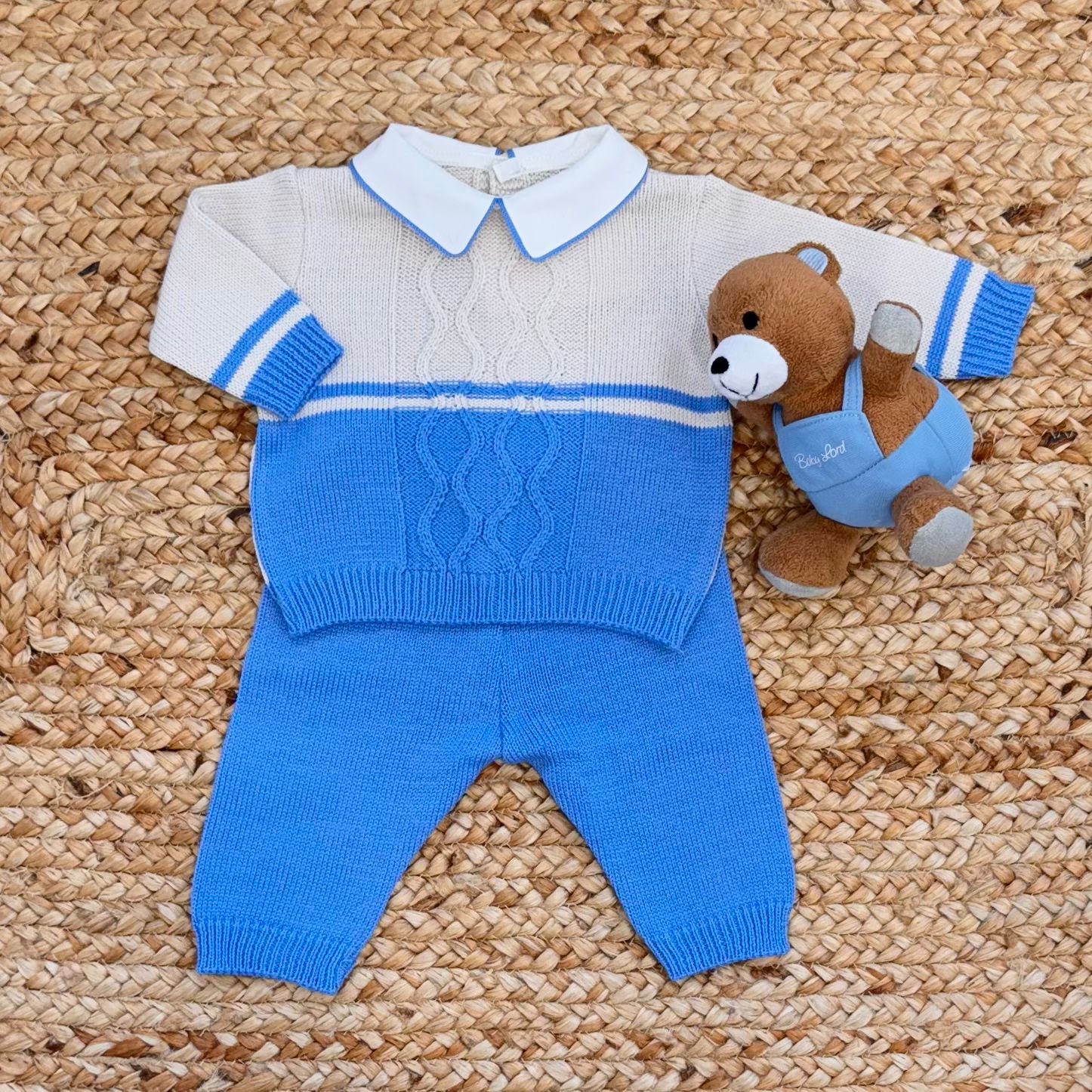 Completino invernale bimbo con maglia panna e pantalone azzurro in tricot – corredino caldo neonato