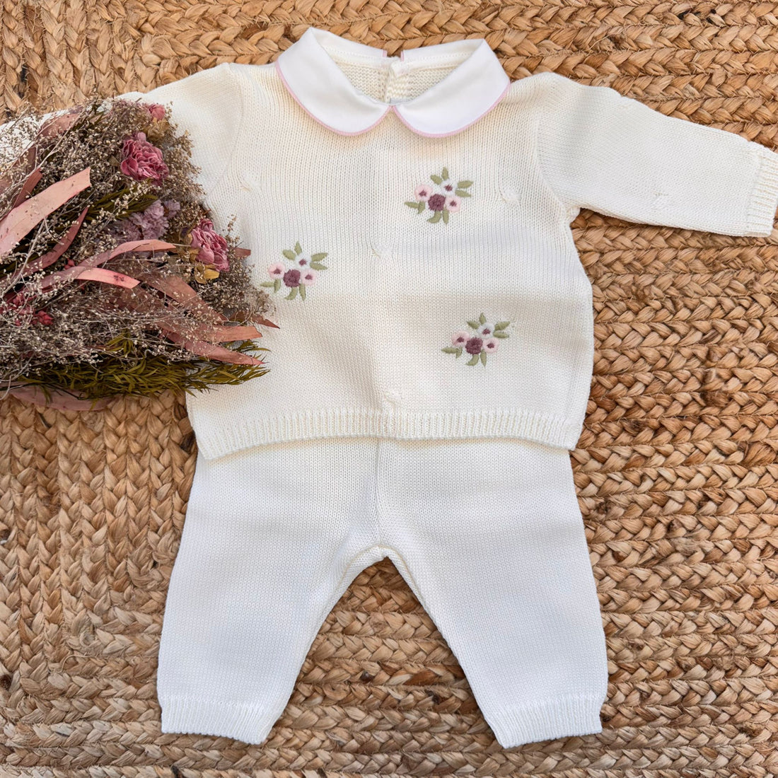 completino caldo neonato inverno con ricami floreali panna e colletto rosa
