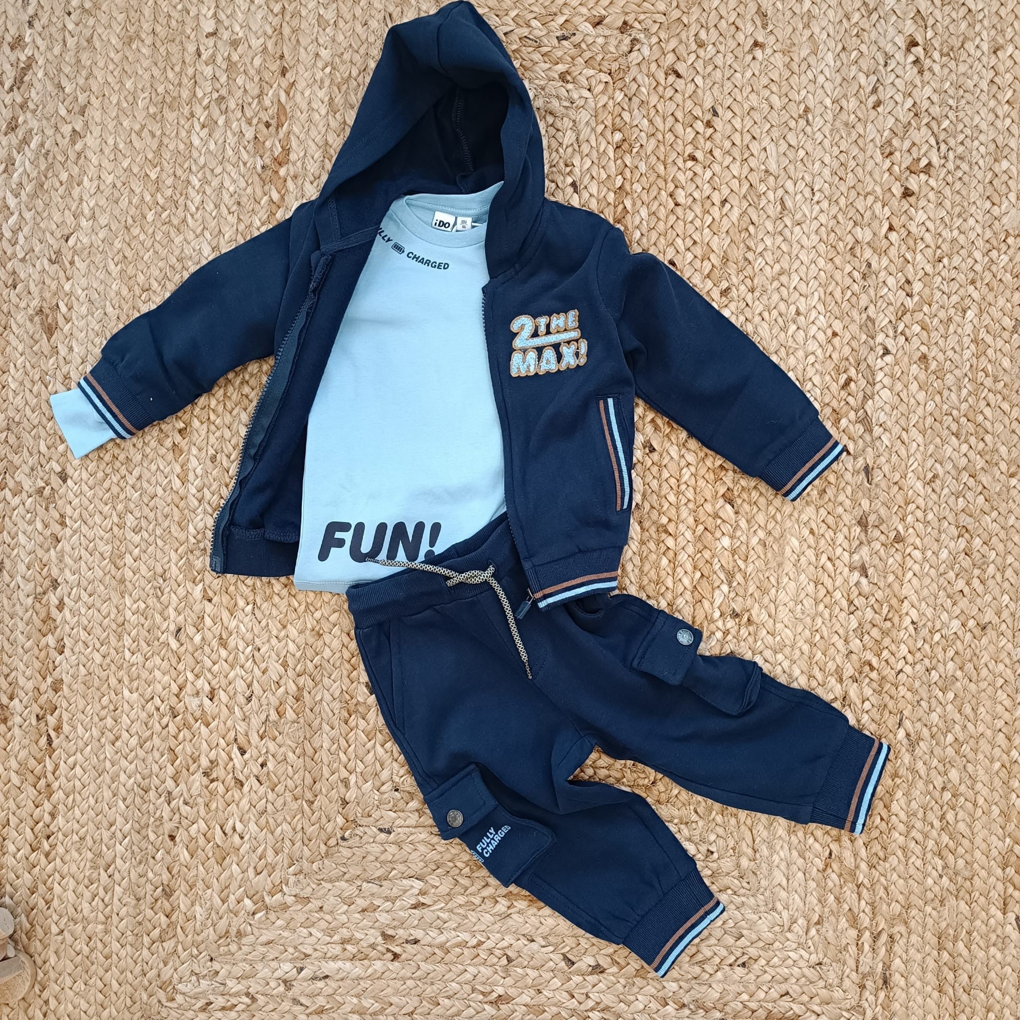 Completo Bambino Con Felpa Aperta Manica Lunga, Pantalone Maglia Tagliata Lungo E Girocollo Manica Lunga