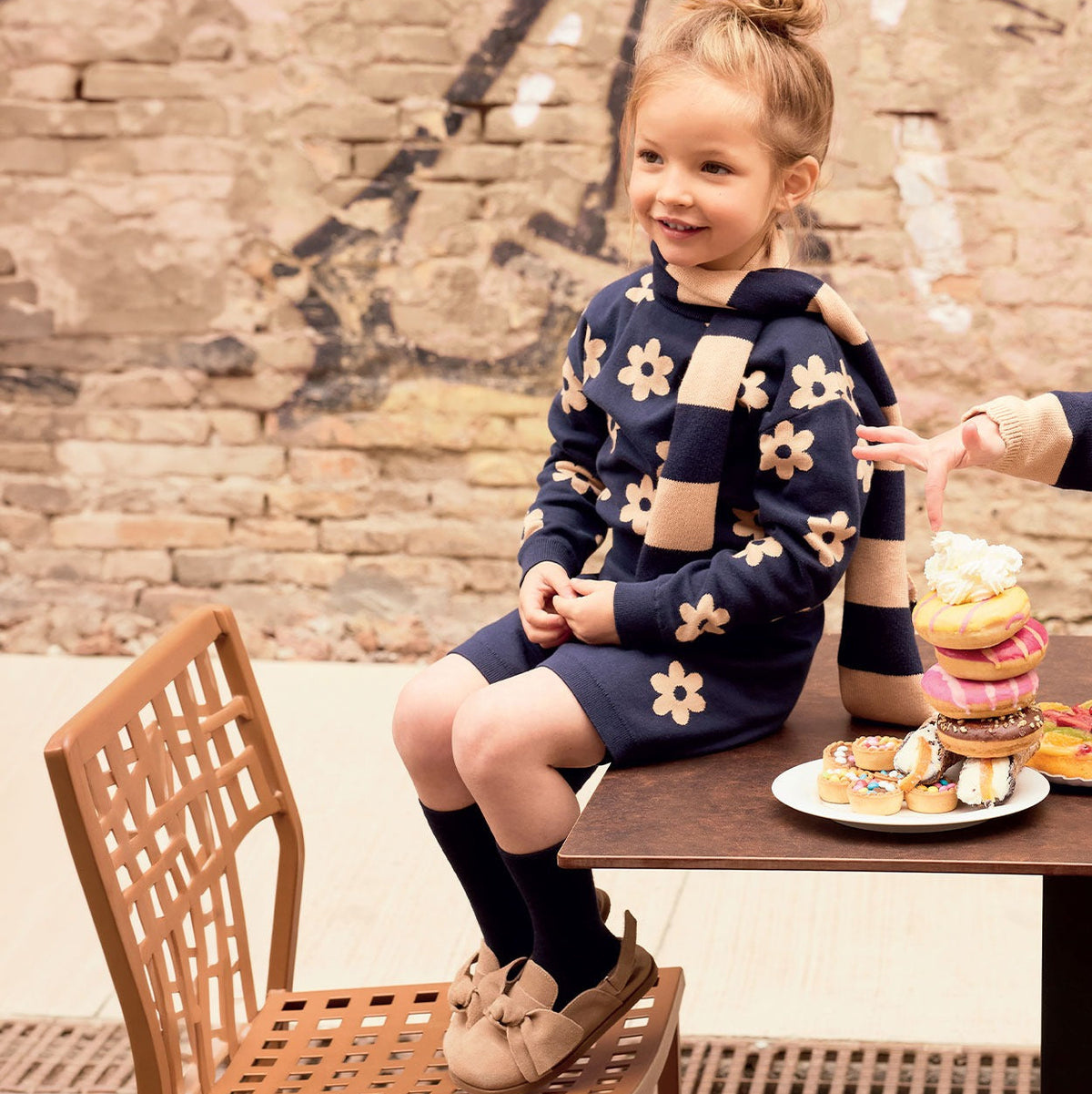 Completo bimba in cotone blu con fiori beige e pantaloncino coordinato
