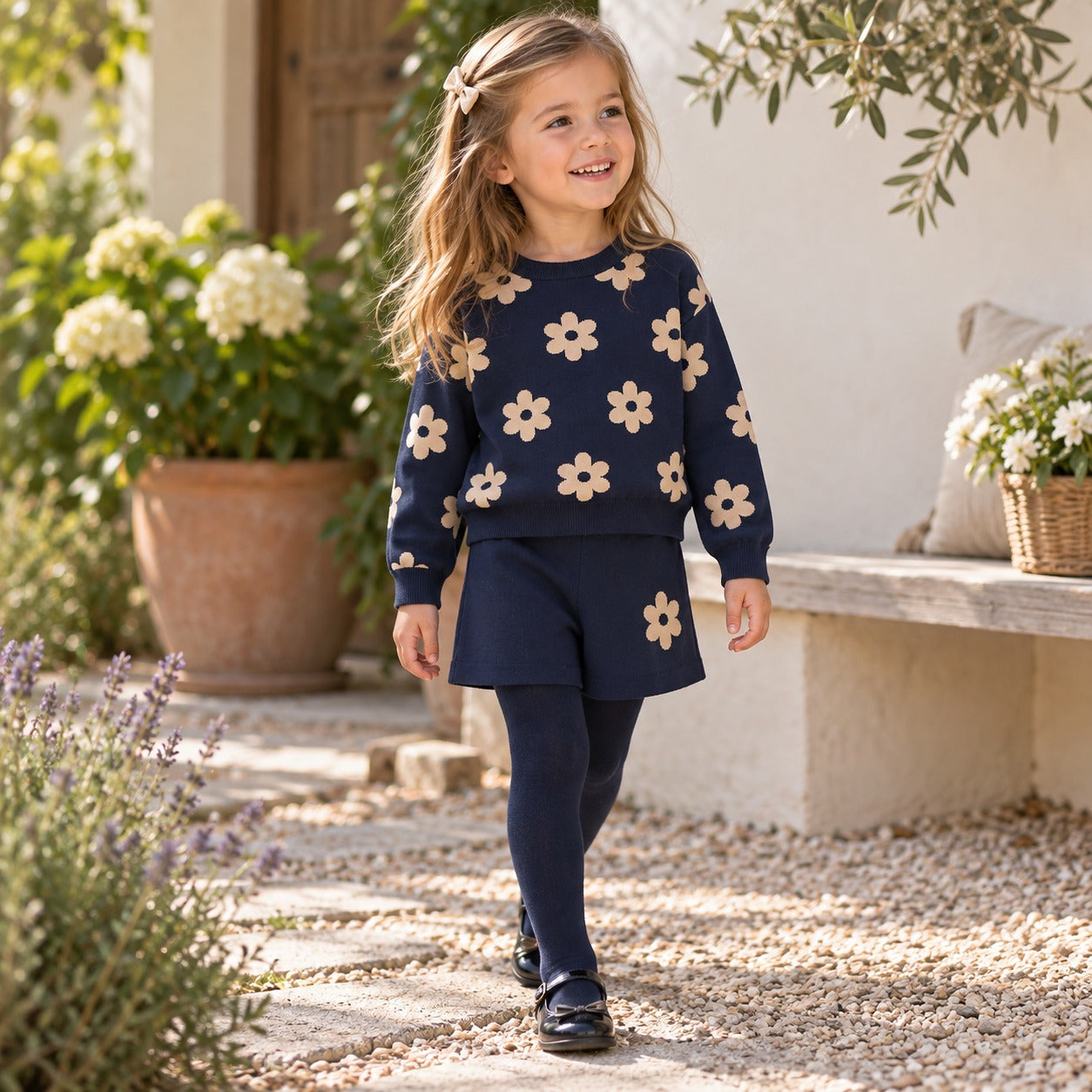 Completo bimba in cotone blu con fiori beige e pantaloncino coordinato