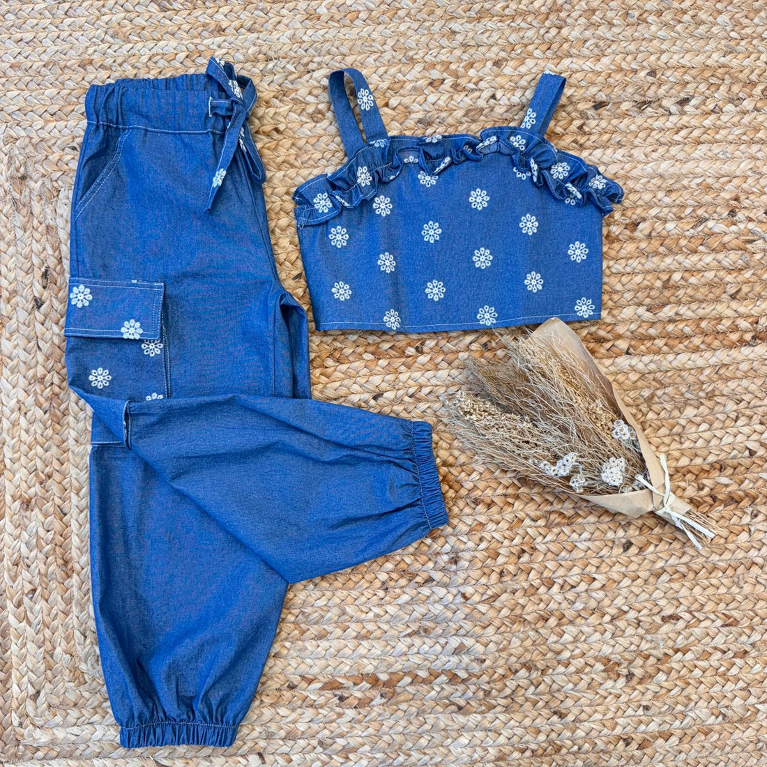 Completo bambina chambray con top ricamato e pantaloni cargo con fiorellini