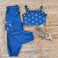 Completo bambina chambray con top ricamato e pantaloni cargo con fiorellini