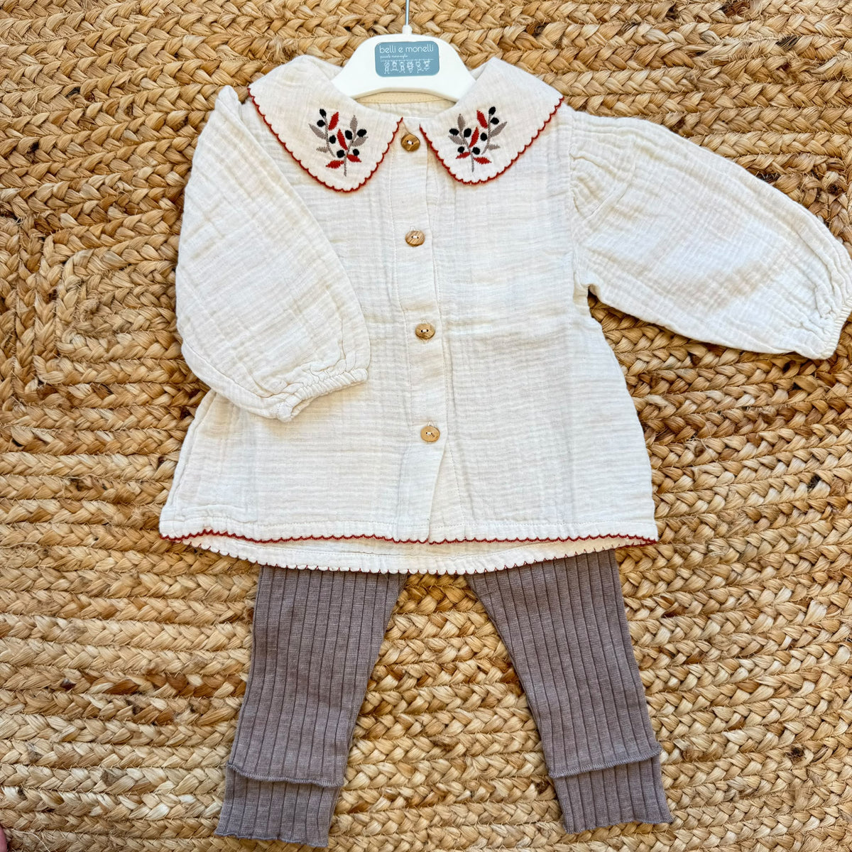 Completo bimba in cotone con blusa panna ricamata e pantalone tortora