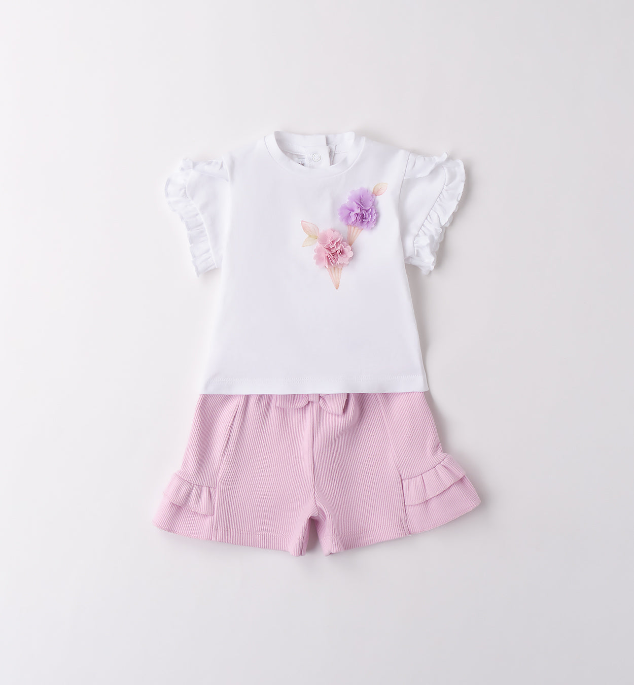 Completo bambina in cotone con t-shirt bianca e shorts rosa con balze.