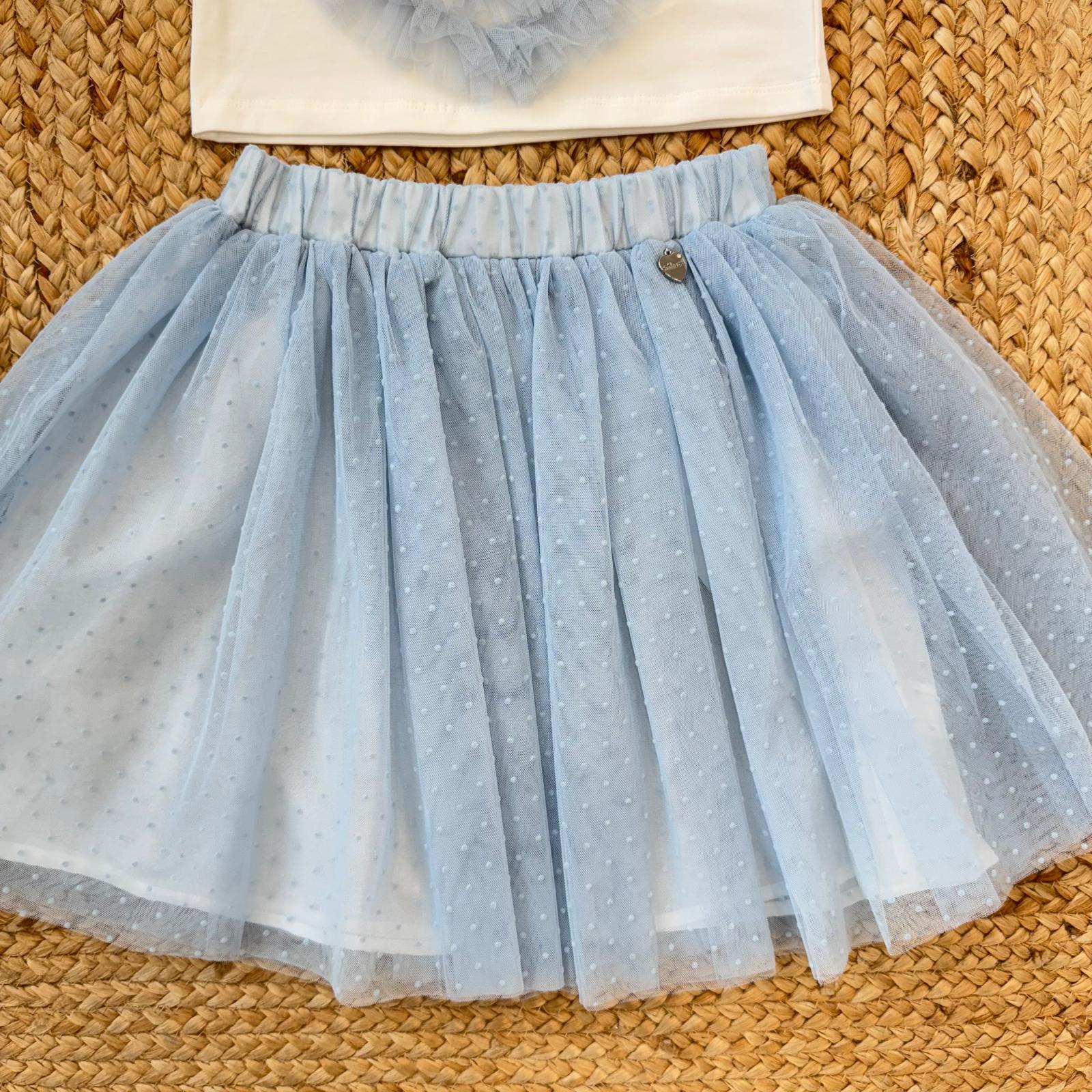 Completo bambina elegante con maglia bianca e cuore in tulle azzurro polvere e gonna in tulle plumetis.