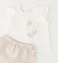 dettaglio completo bambina con maglia cotone fiore applicato e pantaloncino con rouche