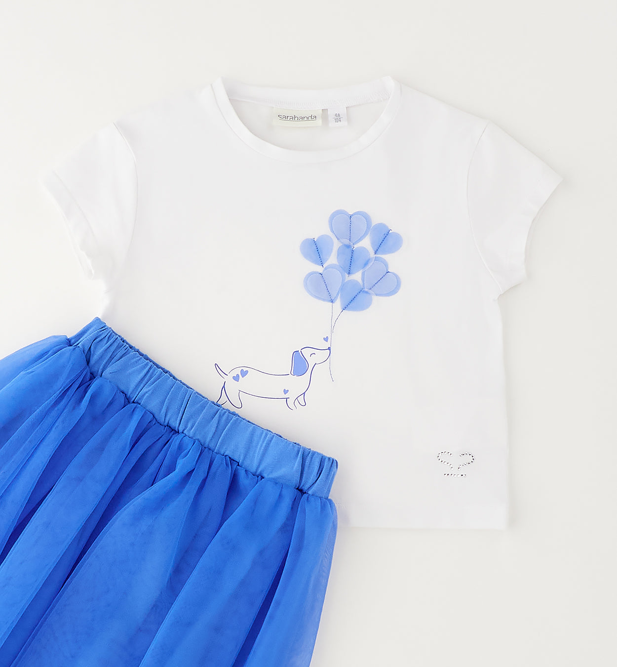 Completo bambina con maglia bianca stampa cagnolino e gonna in tulle blu vaporoso.