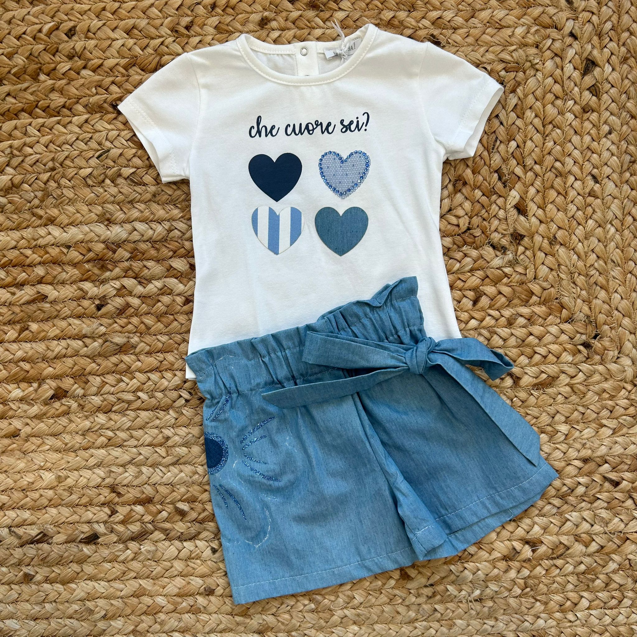 Completo bambina con maglietta "che cuore sei?" e shorts in denim con fiocco