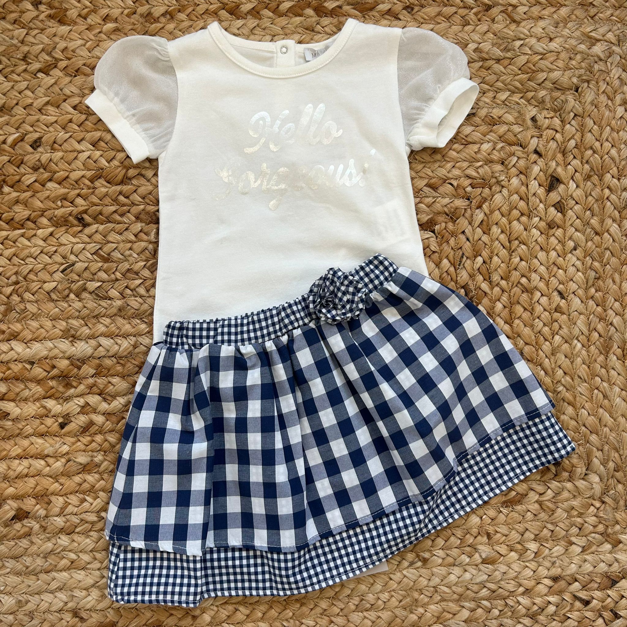 Completo bambina estivo con t-shirt panna, scritta "Hello Gorgeous" e gonna vichy blu