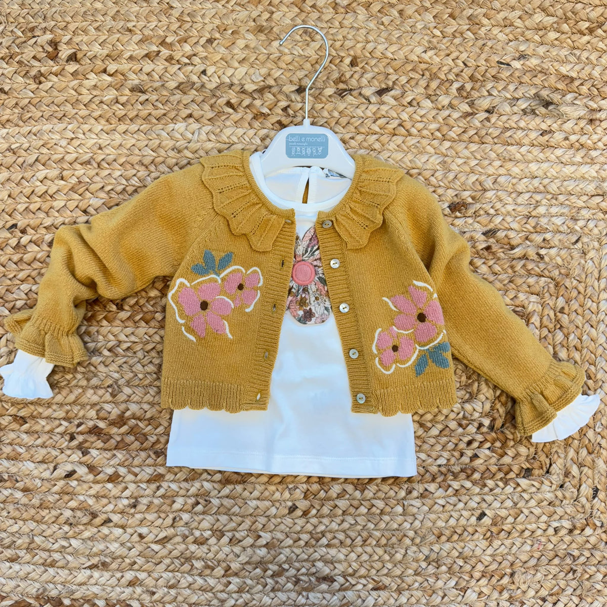 Completo bimba con cardigan lana senape e maglia bianca floreale