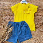 Completo bambina con t-shirt gialla fiore applicato e shorts in jeans