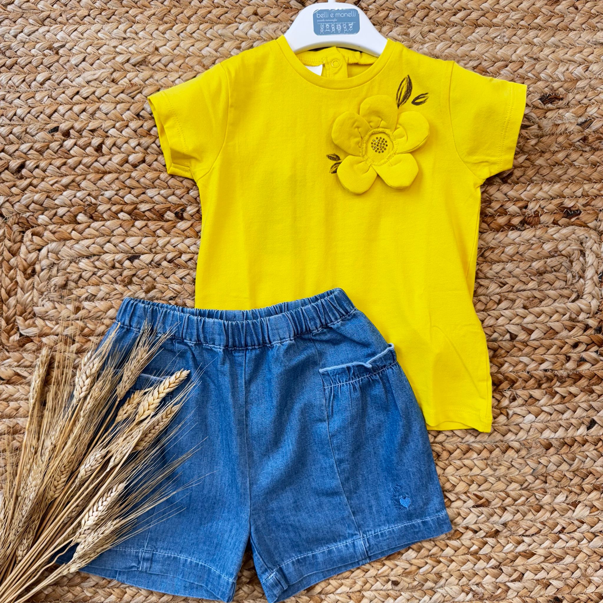Completo bambina con t-shirt gialla fiore applicato e shorts in jeans