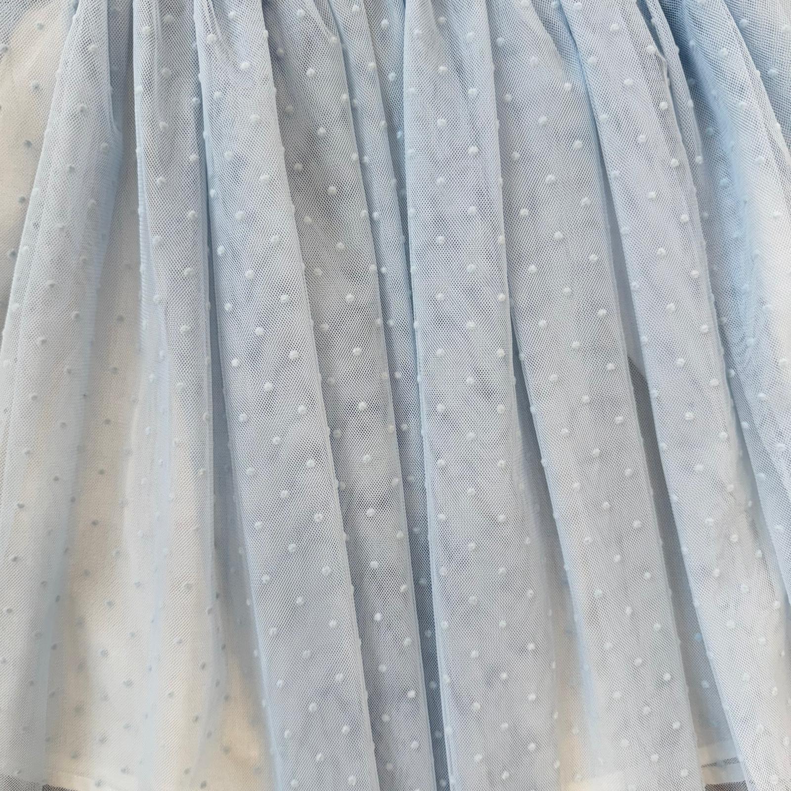 Completo bambina elegante con maglia bianca e cuore in tulle azzurro polvere e gonna in tulle plumetis.