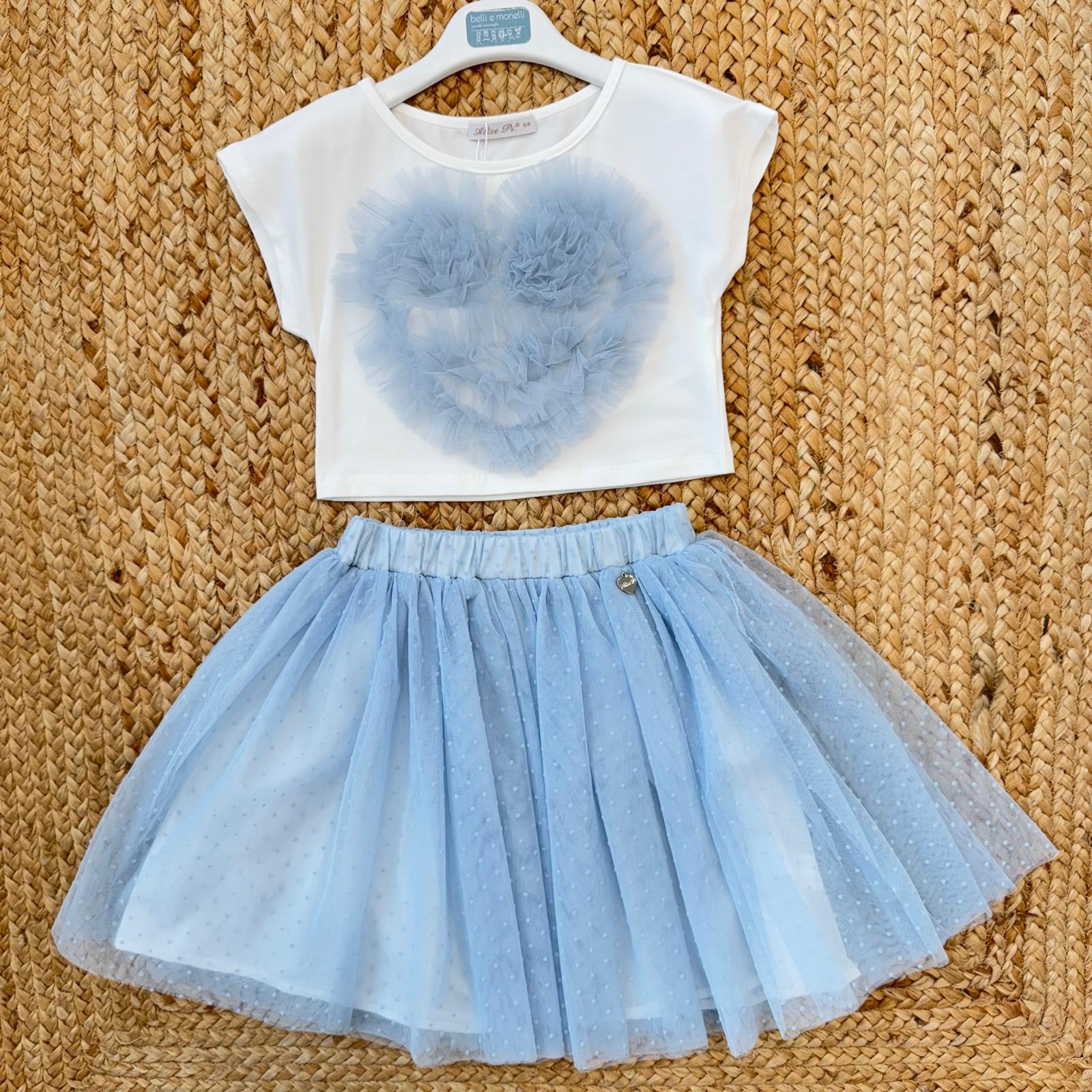 Completo bambina elegante con maglia bianca e cuore in tulle azzurro polvere e gonna in tulle plumetis.