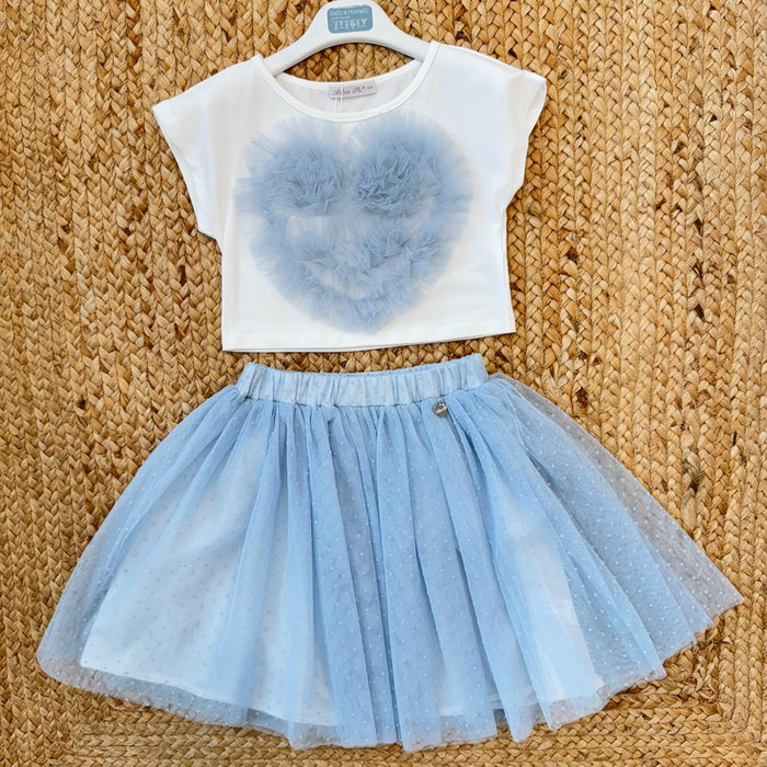 Completo bambina elegante con maglia bianca e cuore in tulle azzurro polvere e gonna in tulle plumetis.