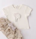 Completo bambina piegato con tessuti leggeri in cotone e lino, perfetto per la primavera e l'estate.
