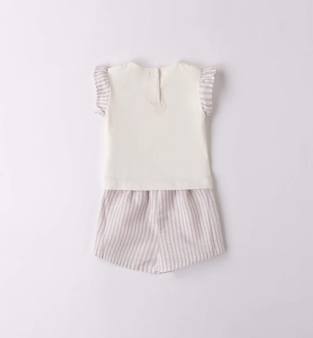 Completo bambina piegato con tessuti in cotone e lino, ideale per la primavera e estate.
