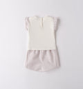 Completo bambina piegato con tessuti in cotone e lino, ideale per la primavera e estate.
