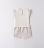 Completo bambina piegato con tessuti in cotone e lino, ideale per la primavera e estate.
