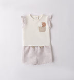 Retro completo bambina con maglietta avorio a maniche volant e pantaloncini a righe beige.